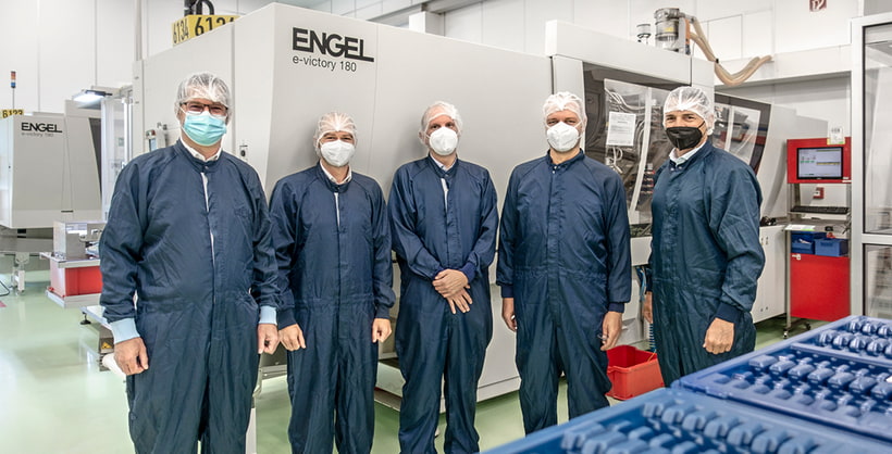 Picture shows employees of ENGEL and Gerresheimer