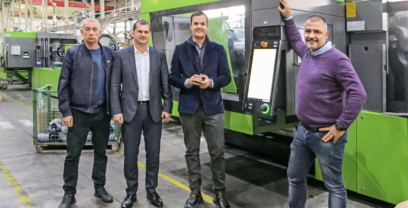 Bild zeigt Mitarbeiter von Kunden Peštan gemeinsam mit dem Produktmanager für ENGEL victory Maschinen und einem Mitarbeiter der ENGEL-Vertretung Neofyton