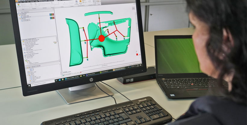 L'image montre un logiciel de simulation d'Autodesk Moldflow en cours d'utilisation.