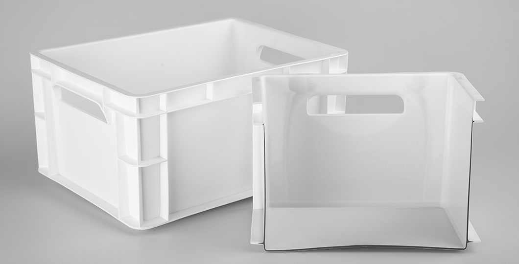 Bild zeigt Transportbox mit einem Kern aus Rezyklat, gefertigt von ENGEL