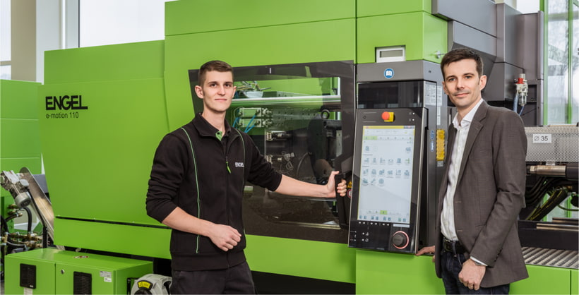 Picture shows ENGEL service technician together with the product manager Stephen Zylinski